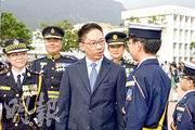 香港交通安全隊為制服團隊，去年50周年舉行大會操，律政司長袁國強（左三）做嘉賓。左二為香港交通安全隊副總監洪為民，左四為總監崔志仁。（資料圖片）